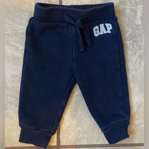 Gap sweatsuit bundle 6-12 months - Picture 4 of 11